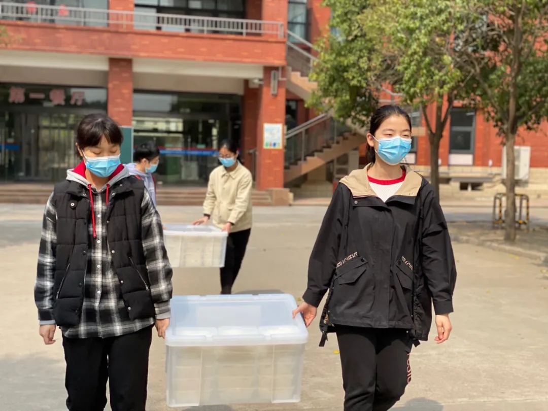 暖先生格调：第一批复课的孩子怎么样了？揭秘来啦！张文宏这样寄语复课的孩子……