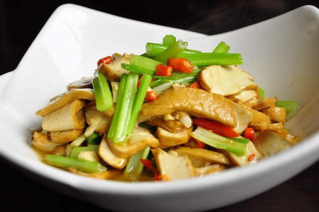 教你家常美味的豆腐烧芹菜，营养好吃超下饭，香得让人停不下嘴