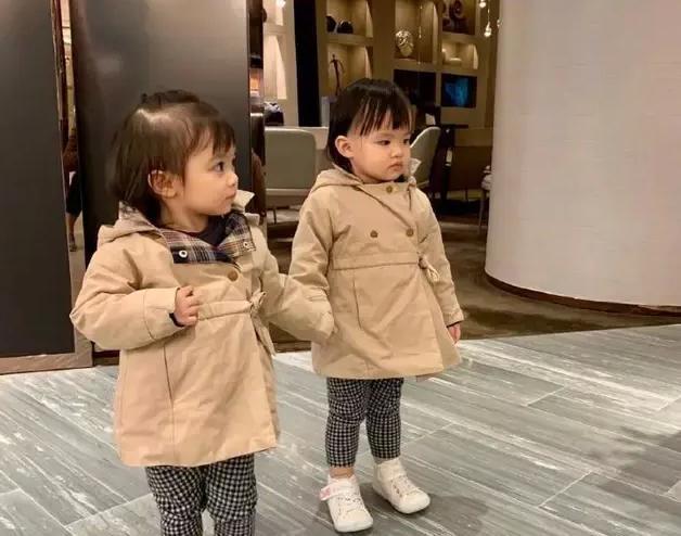 影视交流地|熊黛林晒双胞胎画作风格迥异,妹妹长势喜人已高过姐姐