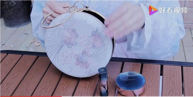 「你的育儿经」徒手从包里掏出婴儿车的宝妈,能想像她到底经历了什么?