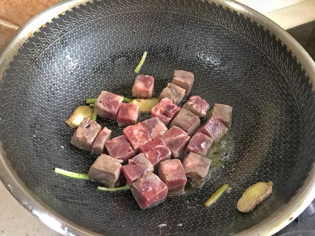 冬天多给孩子吃牛肉，虽然贵点但是营养非常高，炖一锅全家都爱吃