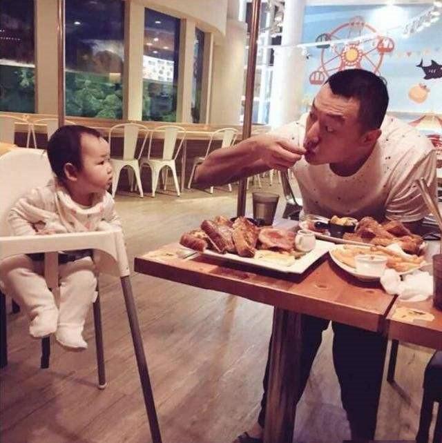 你的育儿经▲宝爸化妆假扮成“妈妈”模样，成功哄睡宝宝，宝妈回家后哭笑不得