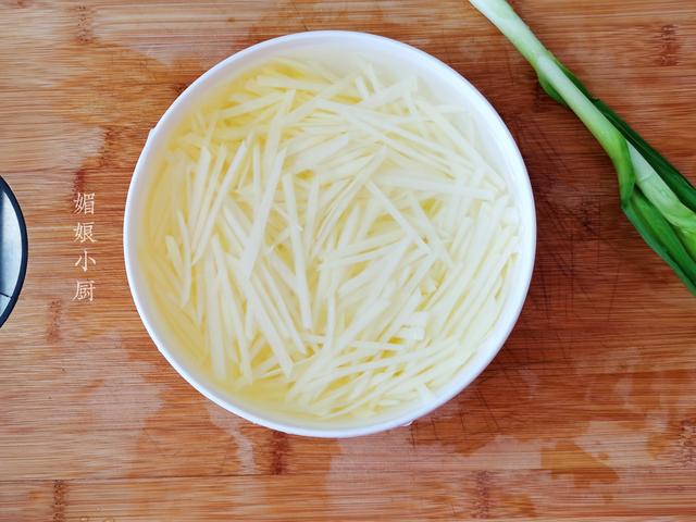 炒土豆丝别直接下锅，先加醋还是后加醋有讲究，土豆丝出锅才脆爽