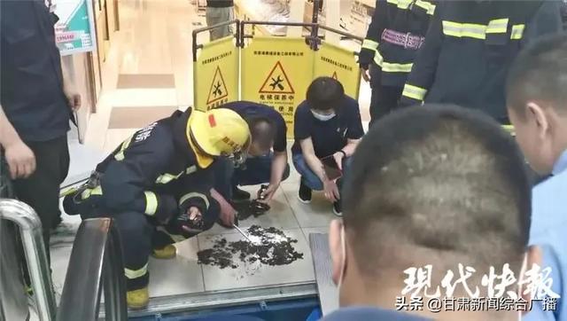 你的育儿经|揪心！男童在扶梯上跑动，下一秒手指被夹断！拆电梯，寻断指