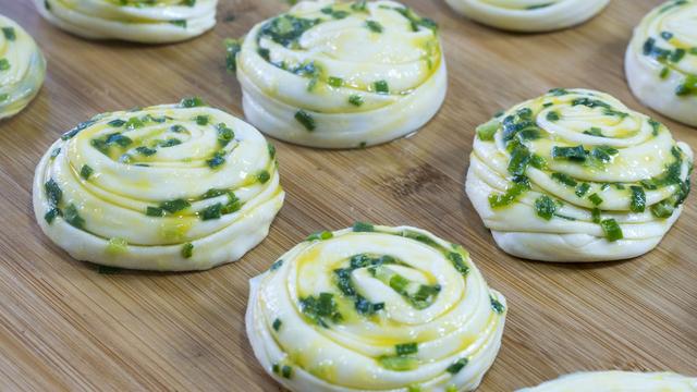 饼烙得像锅盔？教你个好方法，外酥里软、全是小薄层，凉了也不硬