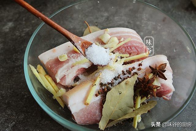 腌腊肉时，不要只会加盐，教你正确做法，咸香入味，放一年不坏