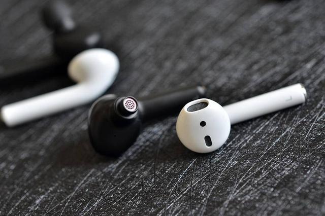 纵横真无线市场两年的AIRPODS二代败北德版AIRPODS