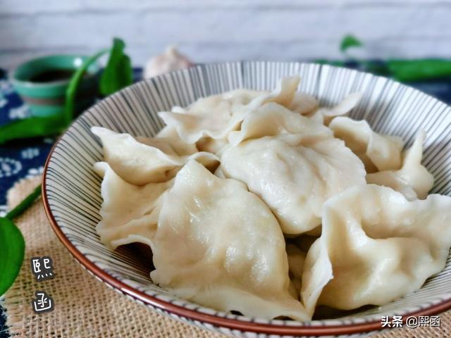 酸菜包饺子，这样调馅才够香，多加一勺它，鲜香味美吃不够