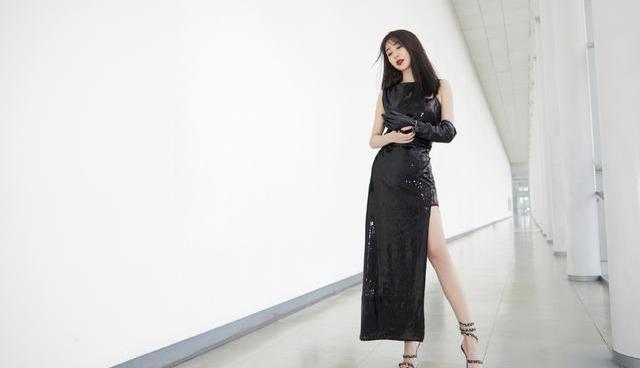 【普拉达女王】李菲儿的衣品好难懂，穿裹身裙前面长一截，只戴一只手套还挺潮