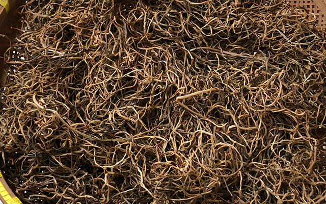 不起眼的红薯藤别扔掉，拿来炖红烧肉，口味独特，软烂入味很好吃