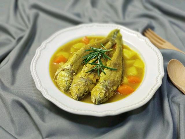 黄花鱼别总煎，加入咖喱炖一炖，这种吃法真的是太让人难忘了