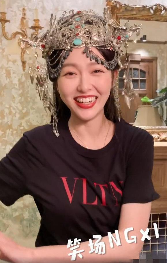 多拉不懂A梦|唐嫣产后首晒怼脸自拍，梨涡浅笑女神范依旧，大红唇超迷人