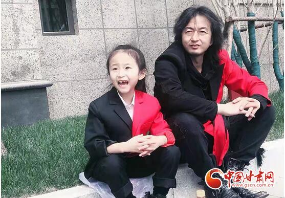 演唱者是9岁的甘肃小女孩刘艺雯.