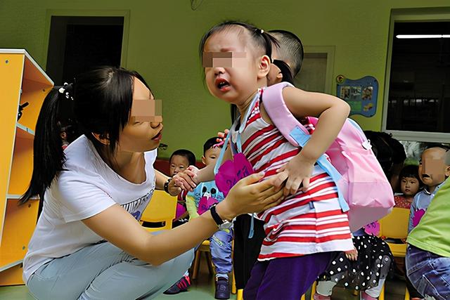 宝爸接送女儿放学迟了十几分钟，女儿怒甩书包，小表情又萌又委屈