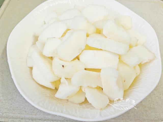 这菜在南方正当季，4块钱能买两斤，配上腊肠爆炒，给肉都不换