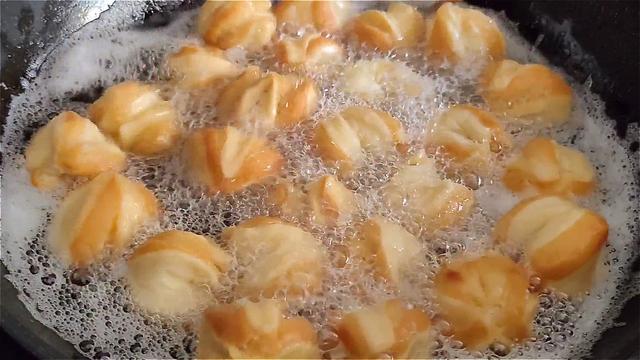 核桃酥这样做太好吃了，外面酥脆直掉渣，内里绵软又香甜，真过瘾