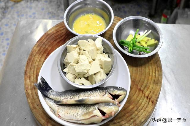 吃天下：月子必备的下奶神器——鲫鱼豆腐汤，再也不用为孩子吃不饱而烦恼