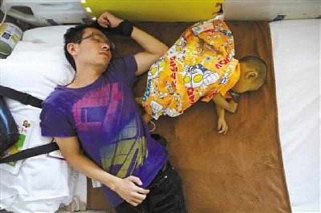 【你的育儿经】90后奶爸为博女儿一笑，将自己打扮成“妈妈”，亲妈看后自愧不如