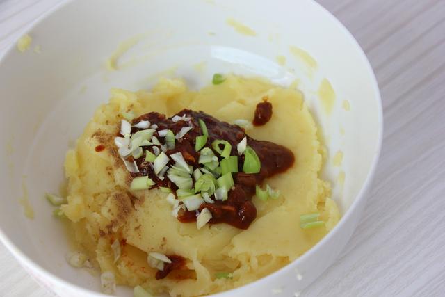 土豆和豆腐除了炖，还能做成土豆酿豆腐，外酥里糯，香辣可口