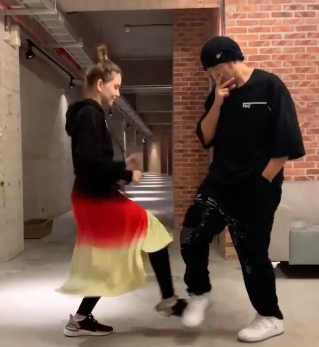 炫妻狂魔来了!周杰伦晒与昆凌斗舞视频送520祝福东北网