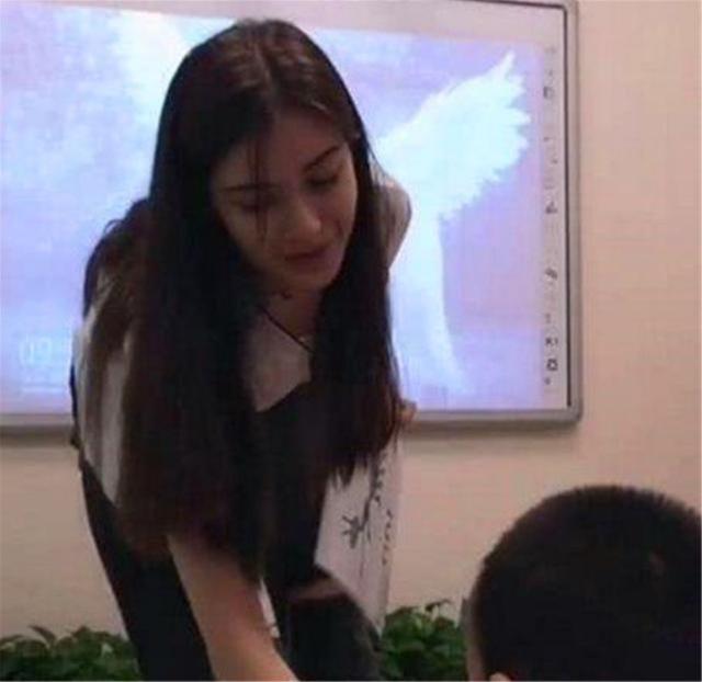 超级宝妈：“美女幼师”走红，长相酷似杨颖，爸爸：孩子以后我来接送