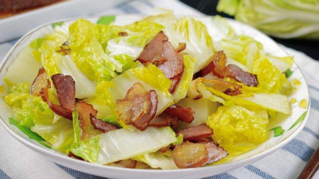 教你营养好吃的蒜苗烩白菜，简单家常又下饭，天冷吃这道菜正好