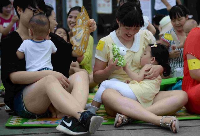 超级宝妈@男催乳师月入两万，宝妈放下心理防线后体验，直呼太糟糕