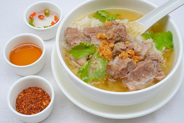 炖排骨时，最忌直接焯水，记得多做一步，排骨没腥味，软烂又好吃