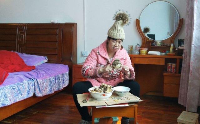 「你的育儿经」一位97年准妈妈的孕妇餐火了，无人照料自己做饭，网友：特别心疼