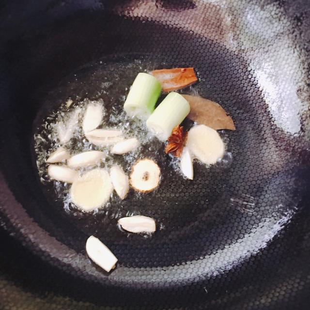 自制红烧鸡块，堪称简易版的小鸡炖蘑菇，味道很好，全家都爱吃