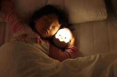 你的育儿经|孩子起夜vs一觉到天亮，到底哪个更好？看完你心里就有数了