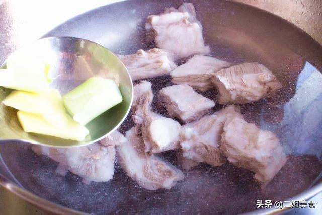 炖羊排骨时，牢记“2不放”，肉质鲜香，排骨汤味道好，没膻味