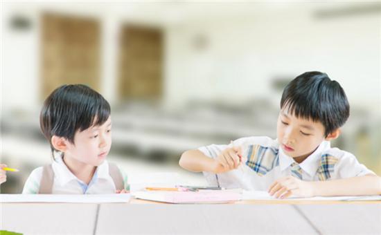 奋斗吧小青年|不管房间大小，记得给孩子在家里挂两张地图，有4大好处