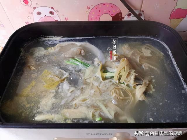 金针菇豆皮鱼头汤，食材普通，炖一炖上桌，汤汁奶白浓郁无腥味