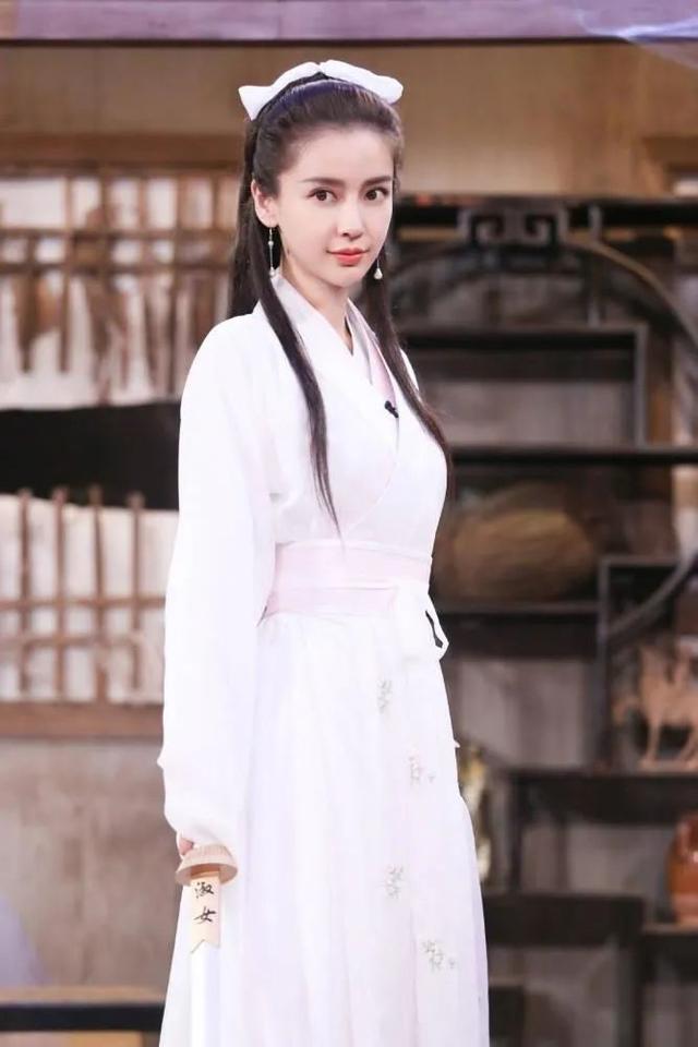 不明白小姐|baby版小龙女曝光,穿白裙竹竿身材撑不起衣服,脸僵法令纹严重