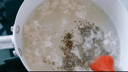 「超级宝妈」银耳煮2个小时都不出胶？妈妈们这样选银耳，20分钟就能粘稠出胶
