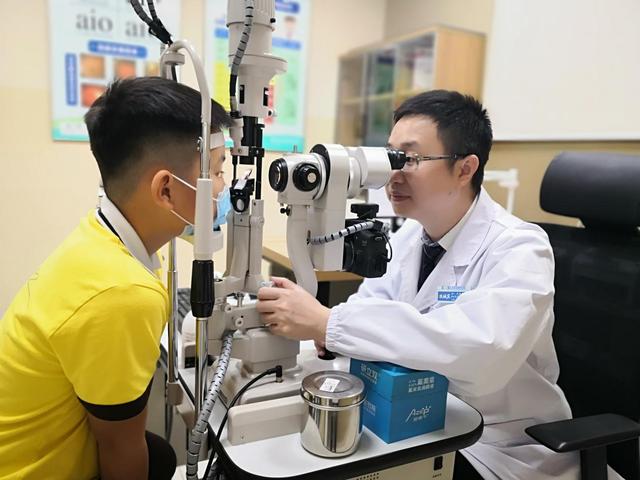 小豪|东莞9岁男孩喊看不清黑板了，妈妈却不肯给他配近视镜