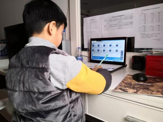 「你的育儿经」孩子在家上网课有三种表现=“假勤奋”，开学后成绩差距一目了然