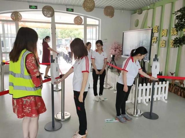 超级宝妈|透明隔离板用餐 错向而睡，幼儿园开学在即 为幼儿筑起一道坚固的“防护墙”