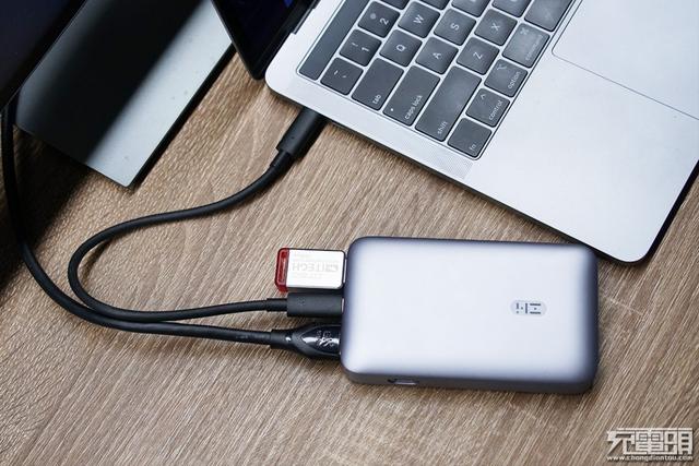 自带HDMI支持4K视频拓展，紫米多功能充电宝深度评测