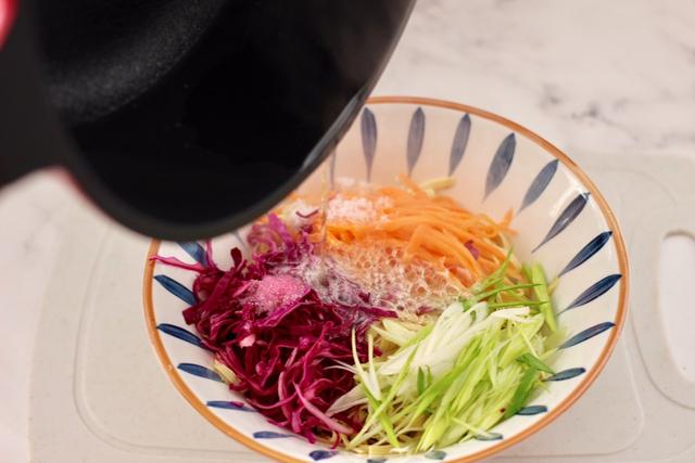 干豆腐的这做法绝了，和紫甘蓝一起做，吃着比肉香，一上桌就吃光