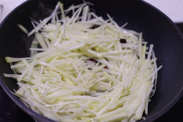 炒土豆丝，什么时候放醋？焯不焯水？弄懂2个重点，土豆酸辣脆爽