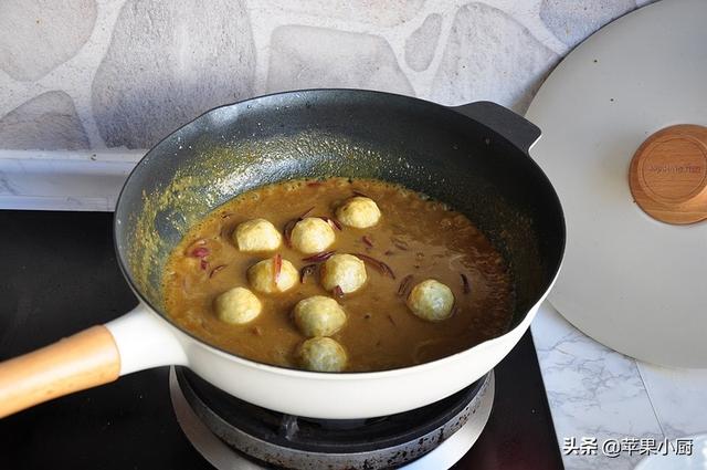 街摊上很受欢迎的咖喱鱼丸，在家也能做，真的很简单，比烧烤好吃