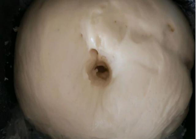 美味奶香餐包，外皮香脆内里软糯，搭配牛奶元气满满