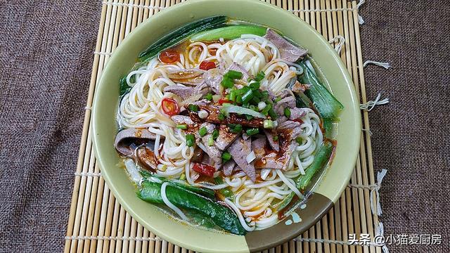 天冷了，早餐来一碗热气腾腾的“姜丝猪肝面”，鲜香好吃浑身暖和