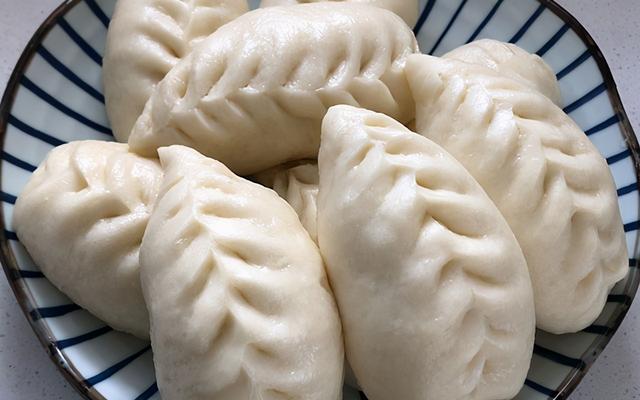 冬季，吃萝卜正当时，教你花样包萝卜丝包子，皮薄馅大，解馋管饱