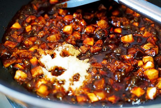 周末的懒人菜谱香菇肉丁酱，鲜香美味，拌米饭，拌面条都好吃