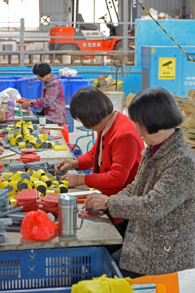 中国日报|福建泉港：订单加工忙