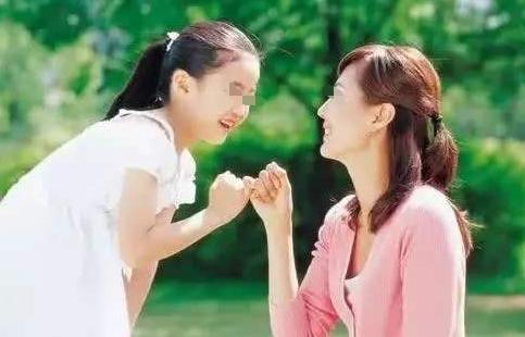 你的育儿经@公交车上女孩一大胆行为，让不少乘客沉默，网友：孩子“毁掉”了