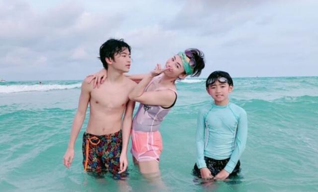 张柏芝接儿子放学，13岁Lucas身高超过妈妈，网友：长大后不得了巴拉啦解说